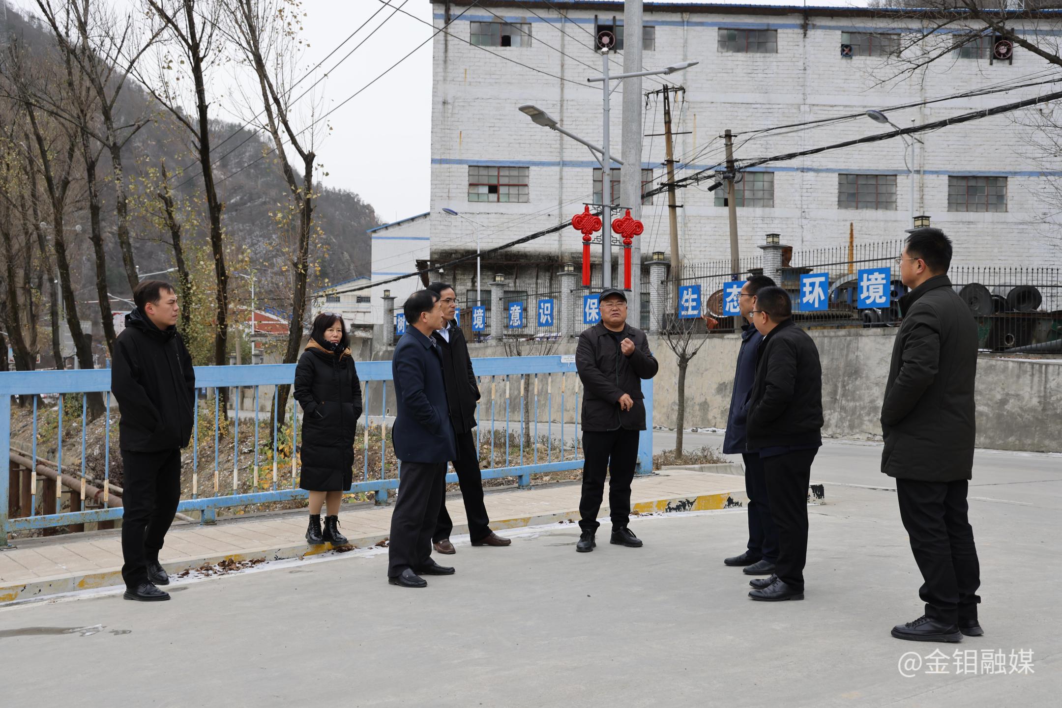 20221206-柳曉峰在金堆城鉬礦選礦升級(jí)改造現(xiàn)場(chǎng)查看項(xiàng)目進(jìn)度2.JPG